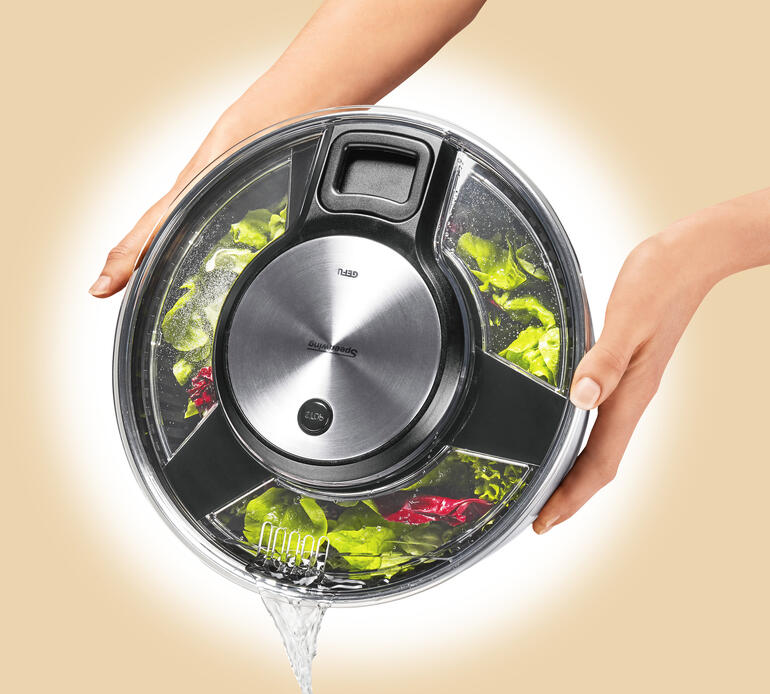 Via de openingen in de deksel kan het water netjes afgegoten worden zonder de centrifuge te openen.
