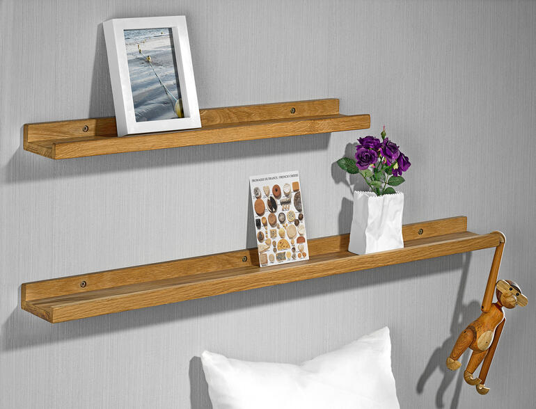 Twee houten lijsten voor het presenteren van foto's en decoraties.