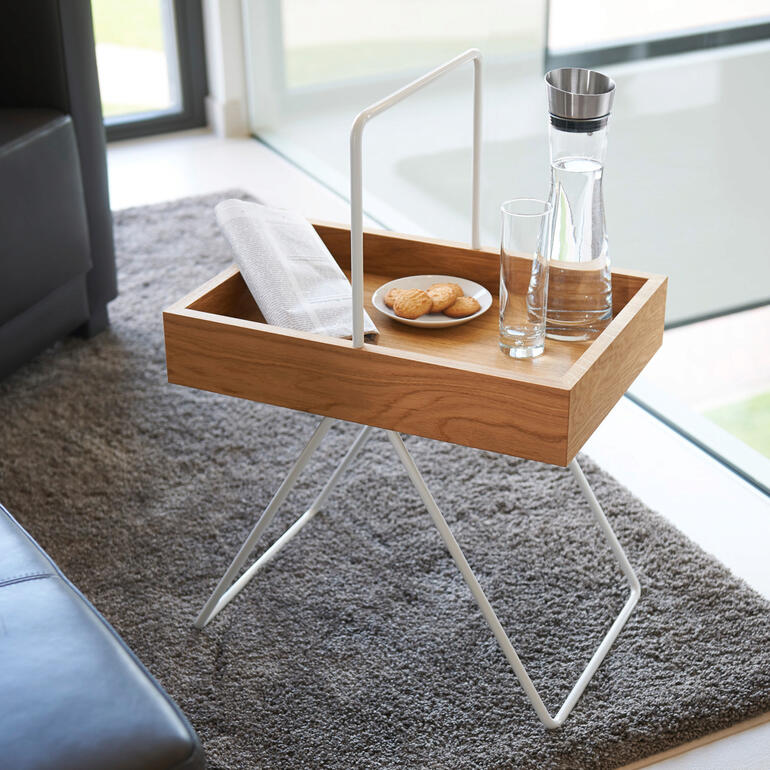 Moderne bijzettafel met houten frame en glazen blad.