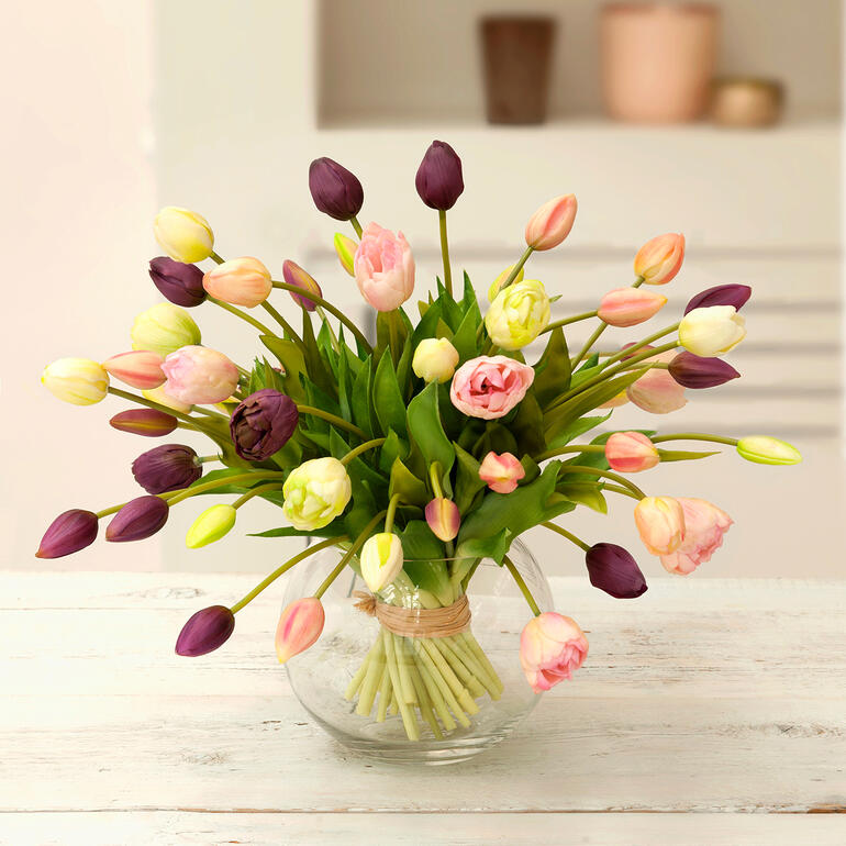 Kleurige boeket tulpen in een glazen vaas.