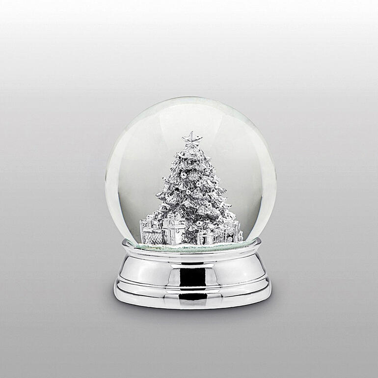 Zilveren sneeuwbol met een kerstboom en cadeaus.