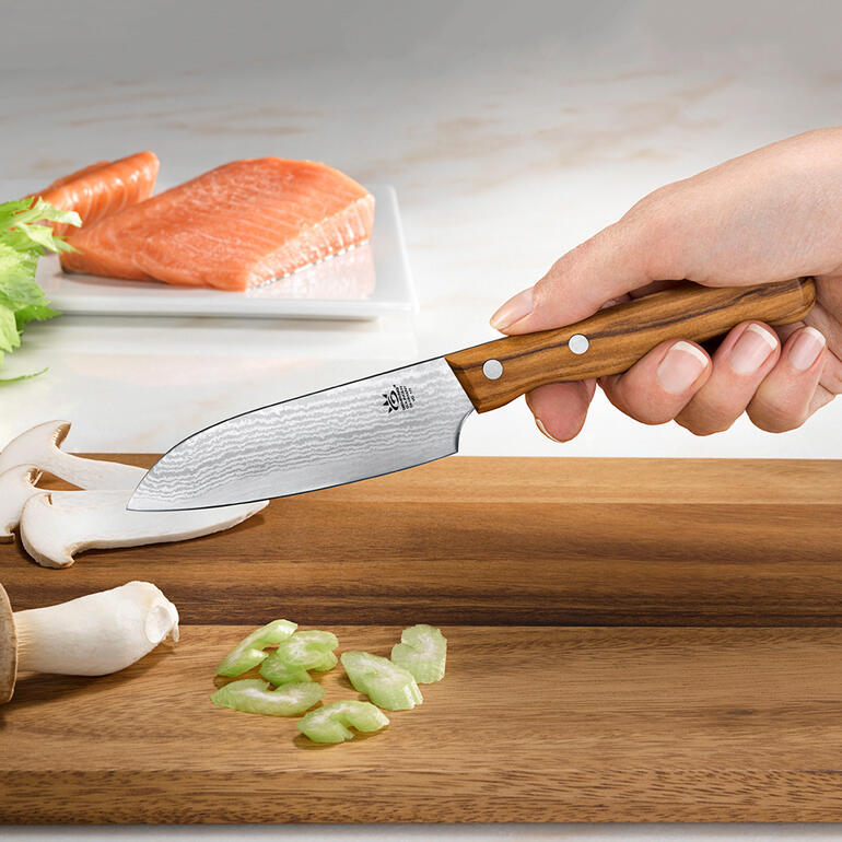Hoogwaardige damastmes met houten handvat, klaar voor gebruik in de keuken