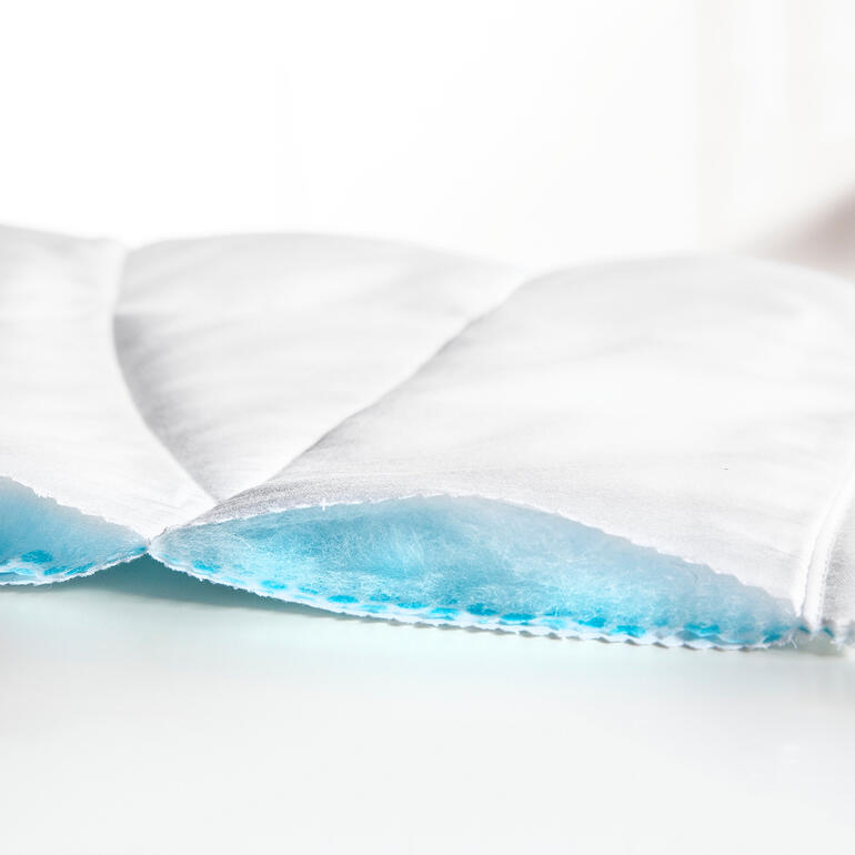 Tijk van katoen-satijn, Tencel®-vulling, Vlieskant, PCM-microcapsules Detail van een witte zomer deken.