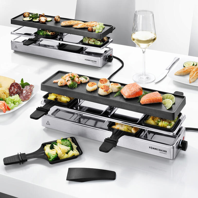 Kombi-raclette met verschillende ingrediënten op de tafel.