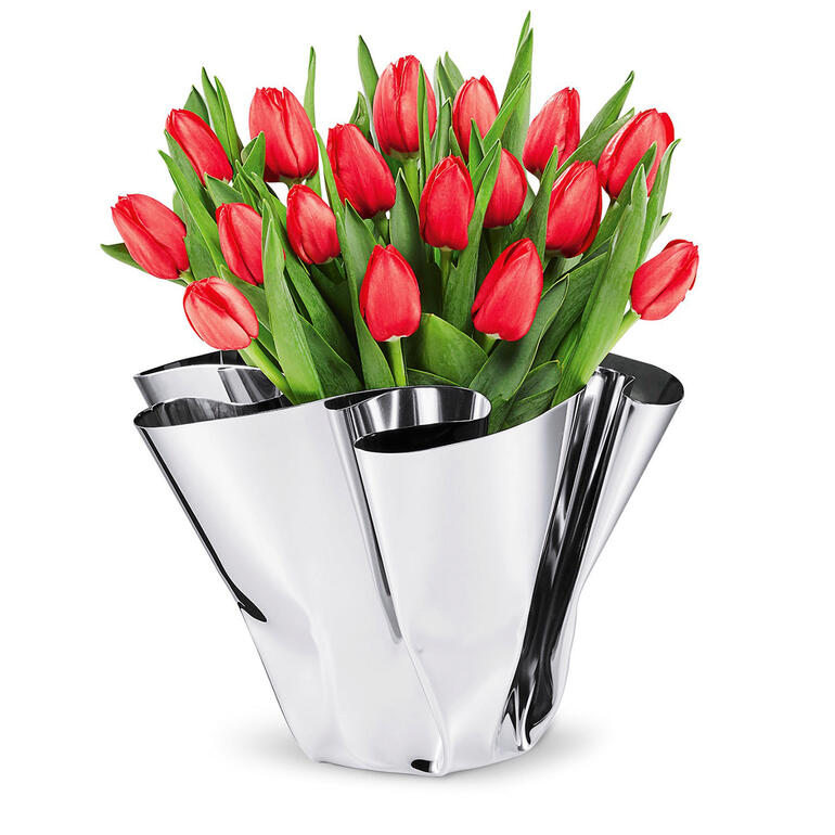 Vouwvaas van glanzend metaal met rode tulpen.
