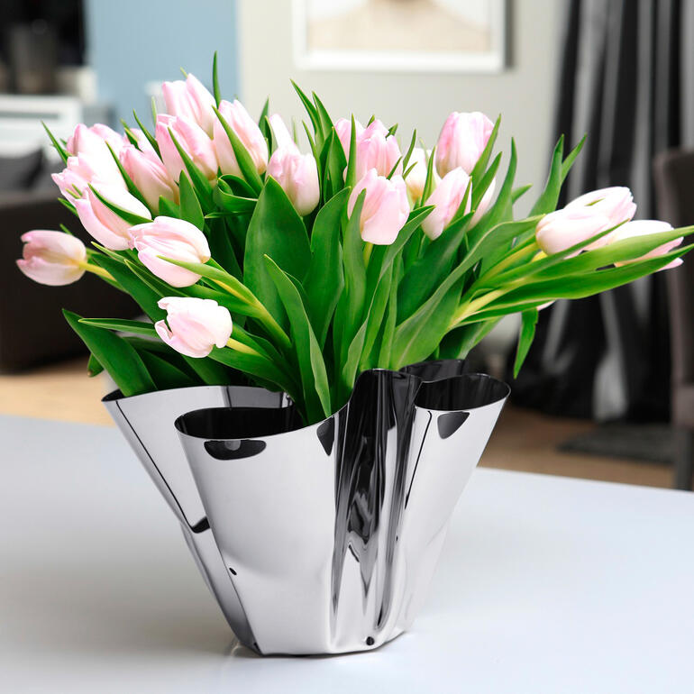 Vouwvaas Margeaux met roze tulpen op een tafel