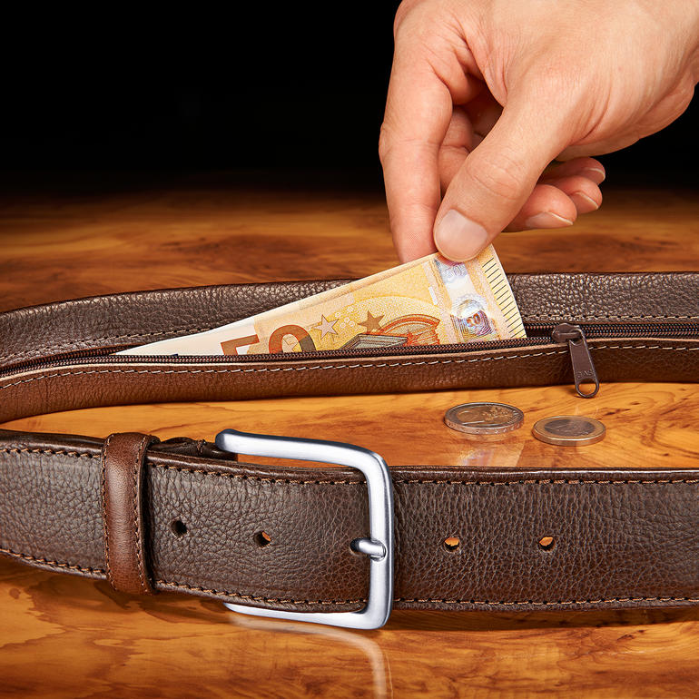 Veiligheidsgordel met hand die bankbiljetten steekt.