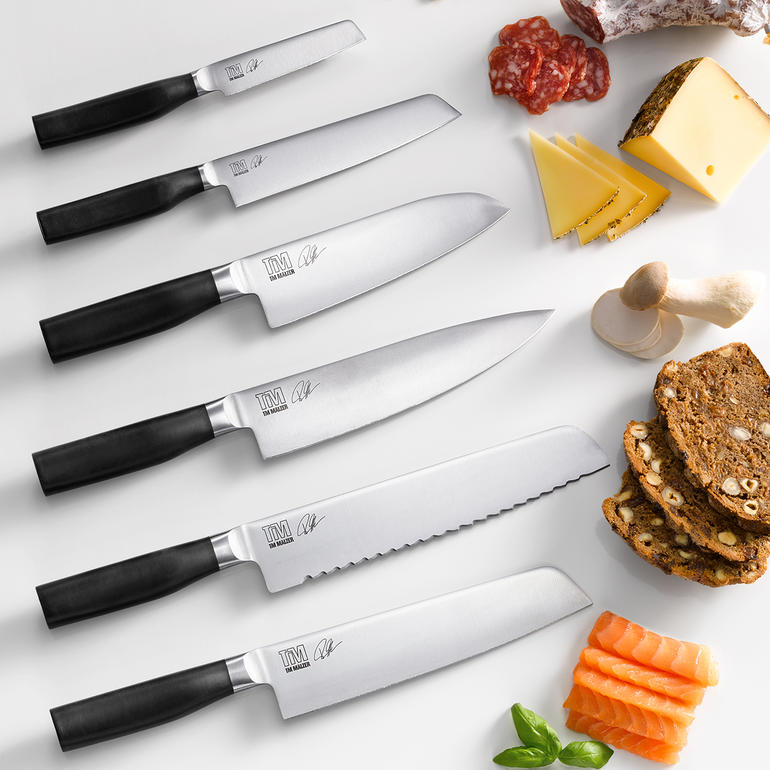 Diverse Kamagata-messen in een opstelling.