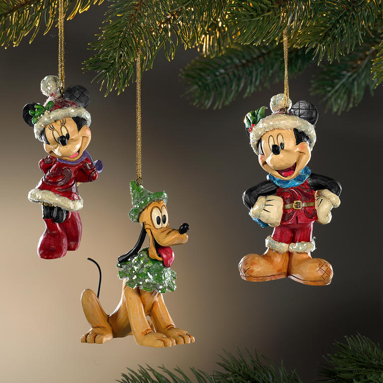 Mickey Mouse, Minnie Mouse en Pluto als kerstfiguren hangen aan een dennenboom.