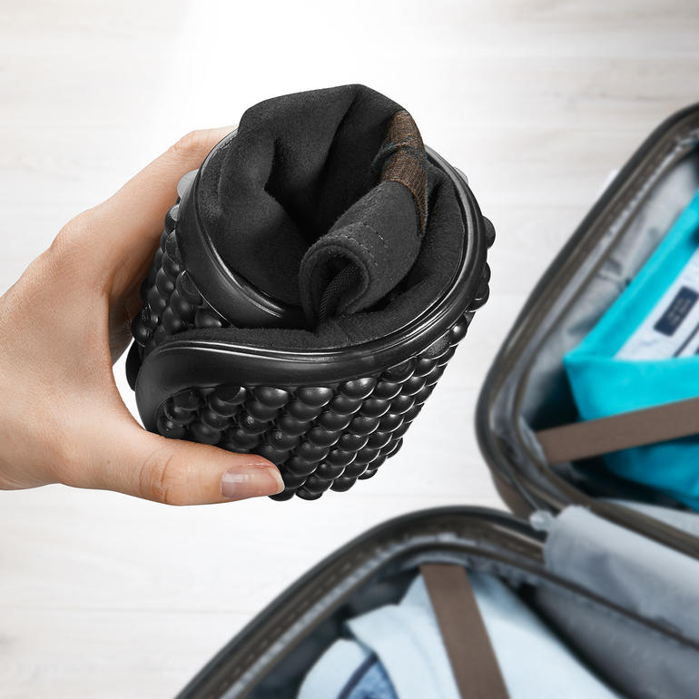 Zeer flexibel – ook compact in de (reis)bagage op te bergen. Zwarte Barfuß-leguano veterschoenen worden in de hand gehouden