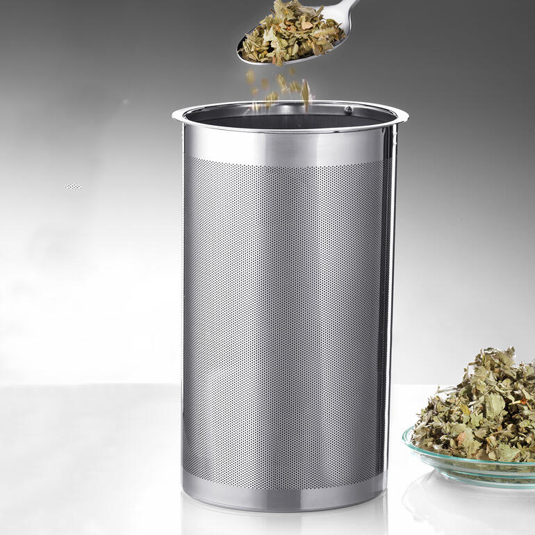 Het dubbele microfilter van edelstaal is zelfs fijn genoeg voor losse theeblaadjes. RVS filter voor het zetten van koffie met kruiden op een bord.