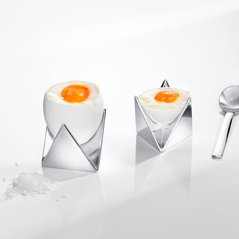 Alessi eierdopjes in de vorm van twee opgevouwen schaaltjes.