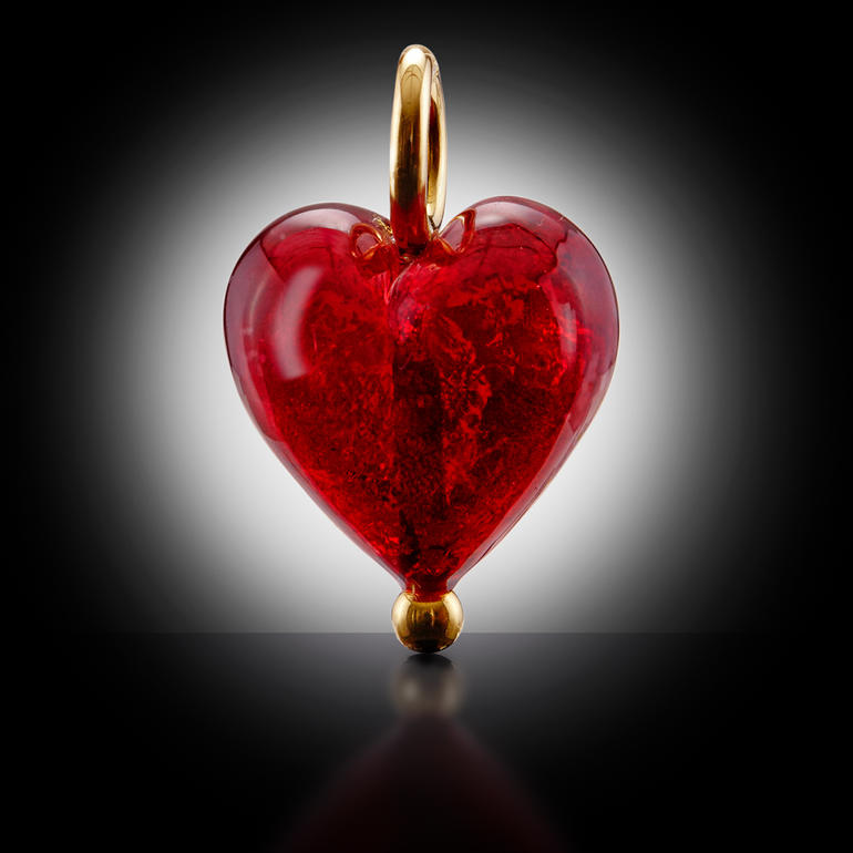 hartvormige hanger Murano hart hanger in helder rood met gouden lus.