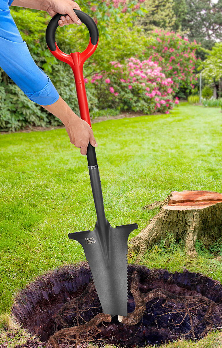 Persoon tilt een spade met wortelzaag voor tuinieren.