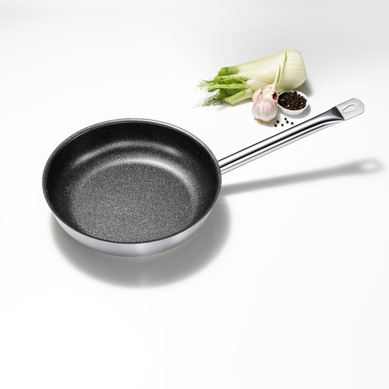 Hoogwaardige PROFILE-pannen PROFILE premium pan met 28 cm diameter en verse groenten.