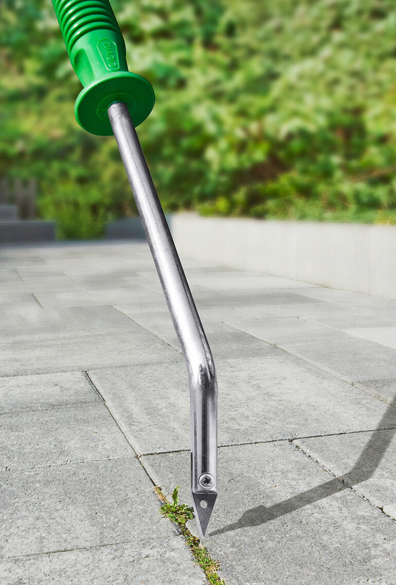 Voegenkrabber met V-snit op een betegeld pad.