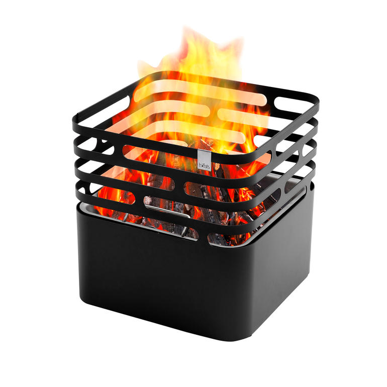 Zwarte vuurkorf met open grill en vlammen.