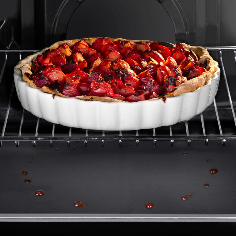 De ovenmatten zijn probleemloos op elke gewenste maat te snijden. Voor een oven van 90 cm neemt u gewoon beide matten en laat deze iets over elkaar vallen. Siliconen bakmat met groentekruid in de oven
