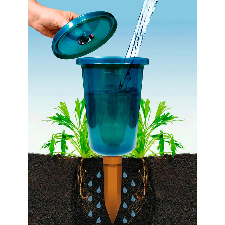 Hydro Cup bewateringshulpmiddel met water boven een plant.