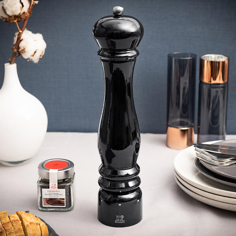 Pepermolen Paris Électrique in zwart op een gedekte tafel