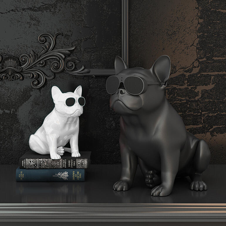 Twee Franse Bulldogs van kunststof met zonnebrillen