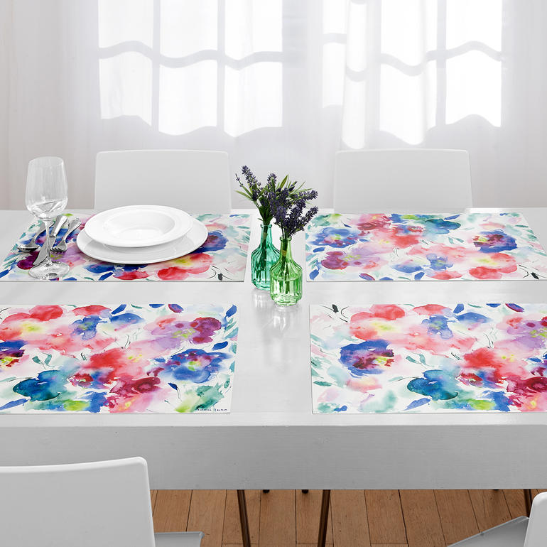 Zes aquarelle placemats op een tafel met bloemenmotief