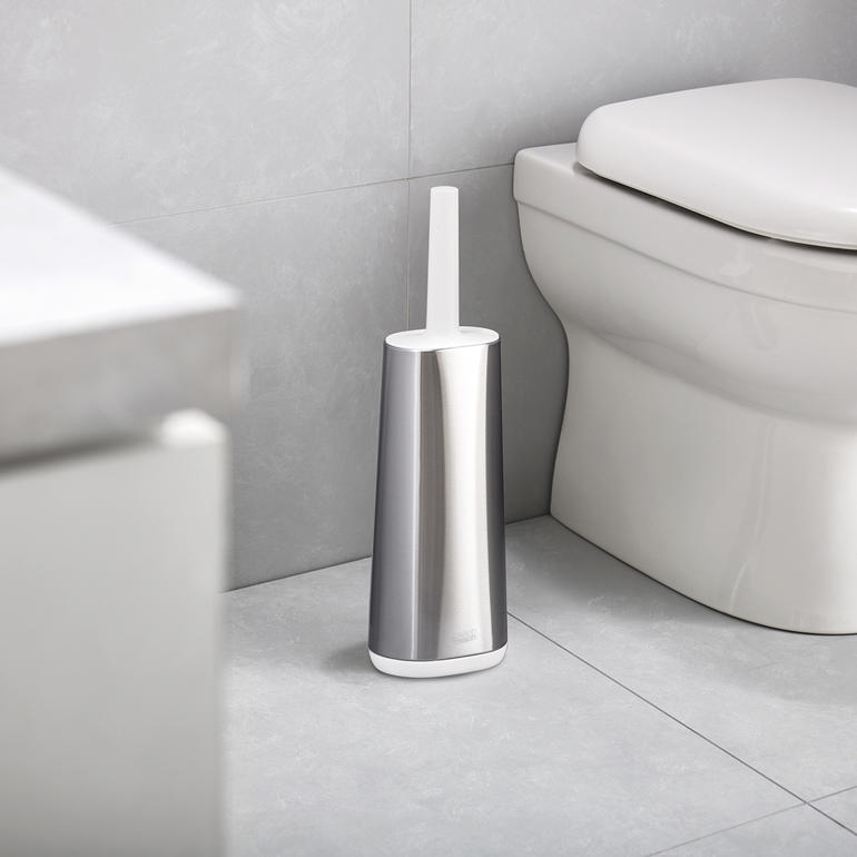 Flexibele siliconen toiletborstel met modern design naast een toilet