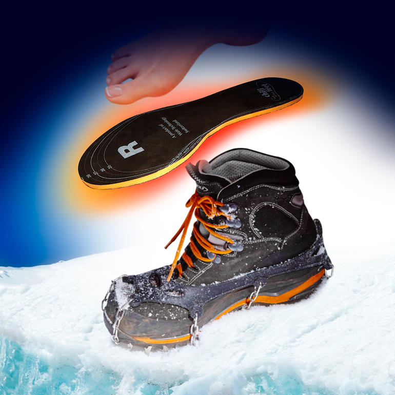 Chili-feet verwarmde inlegzolen met een schoen en een voet op ijs