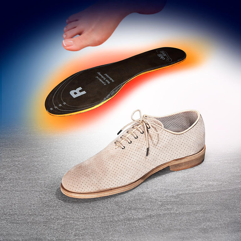 chili-feet-warmtezolen, paar Chili-feet verwarmde inlegzolen en een schoen op een grijze ondergrond