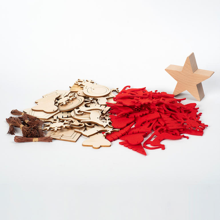 Set van houten hangers in verschillende vormen en kleuren.
