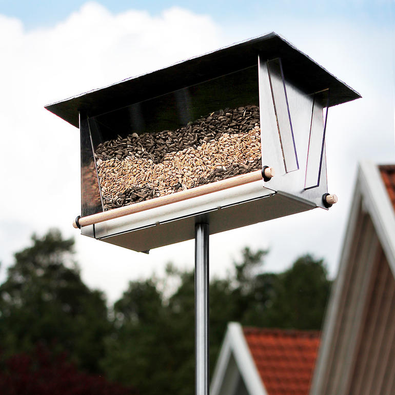 Rechthoekig Rechthoekig vogelvoederhuis met venster op een hoge standaard