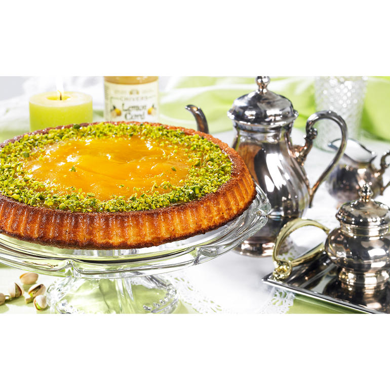Silicone taartvorm Fruitcake op een terras tafel met servies en kaarsen.