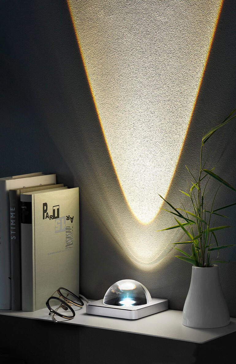 Effectlamp 'Adot AM5' straalt op de muur