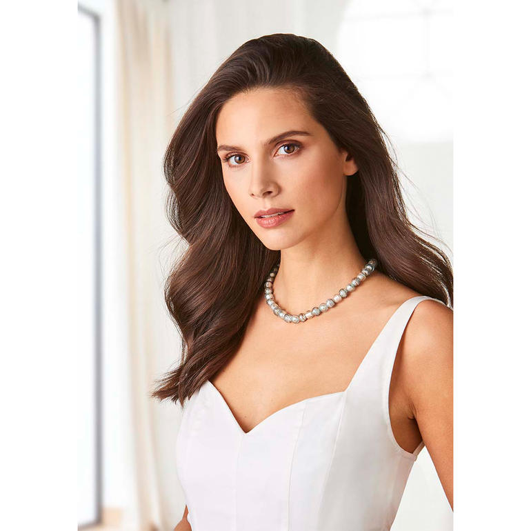 Collier van Muranoglas-ijskralen Vrouw draagt Murano-halsketting met ijsperlen op een casual achtergrond.