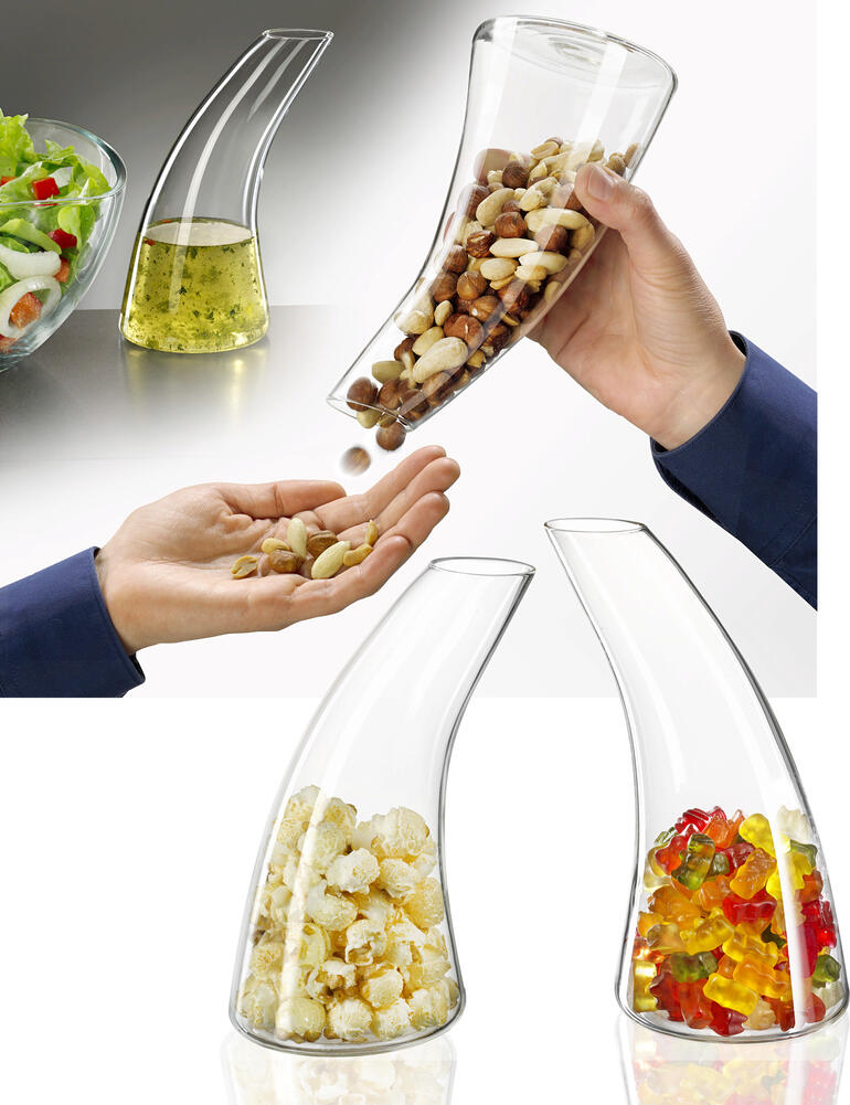 Snackdispenser in de vorm van een karaf met noten en snoepjes.