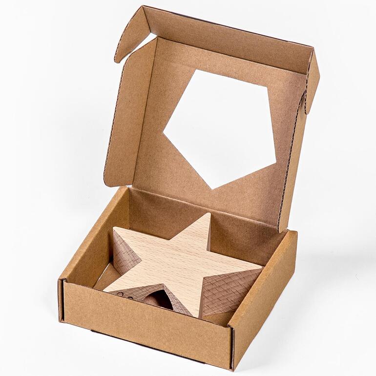 Verpakking met houten ster in neutrale kleur