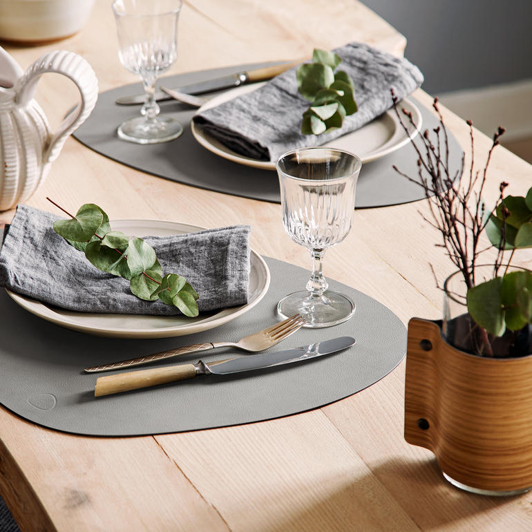 Tafelsetting met servies en glazen op een eettafel.