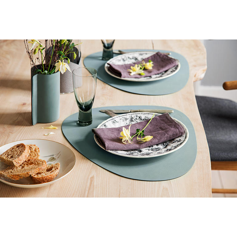 salie groen Tafelsetting met salie groene placemats en servies.