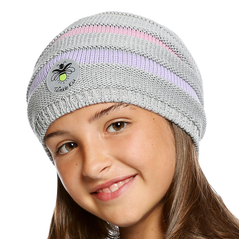 Pastel Meisje in een grijze reflecterende beanie met kleurrijke strepen.