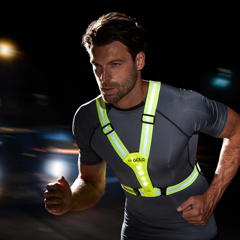 Man draagt een opvallend veiligheidsvest tijdens het hardlopen.