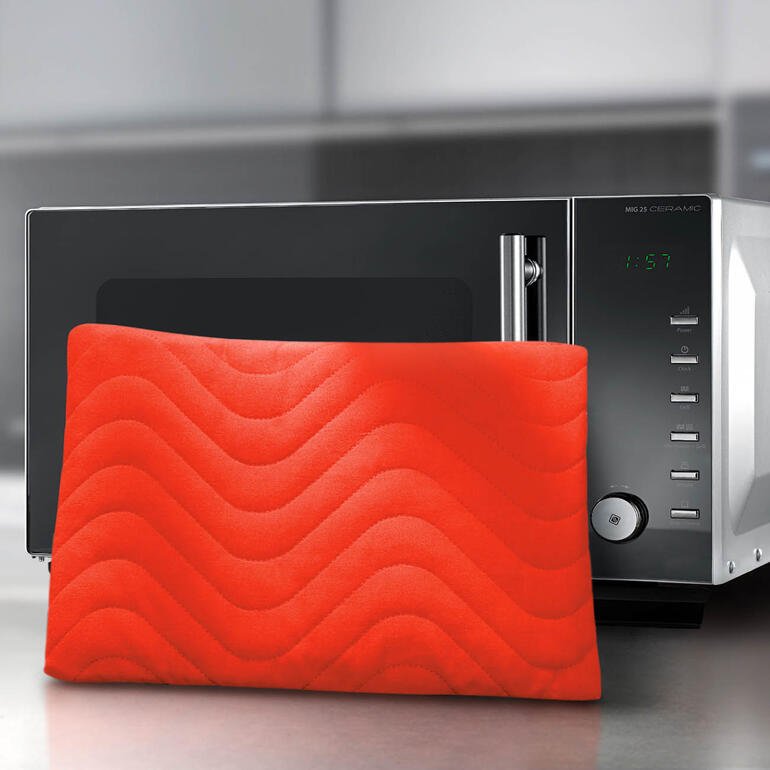 Gel-warmtekussen op de voorgrond van een magnetron.