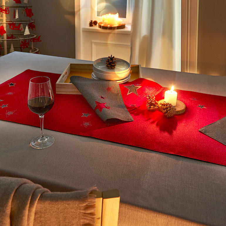 Rode tafelset met kaars, glazen en decoratie