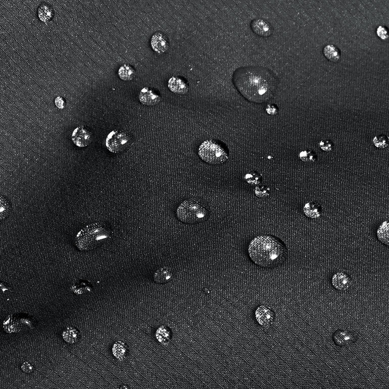 Druppels water op de stof van de Berghaus ThinDown-jacke