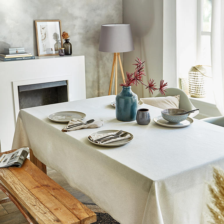 Mooie gedekte tafel met linnen-look tafellaken