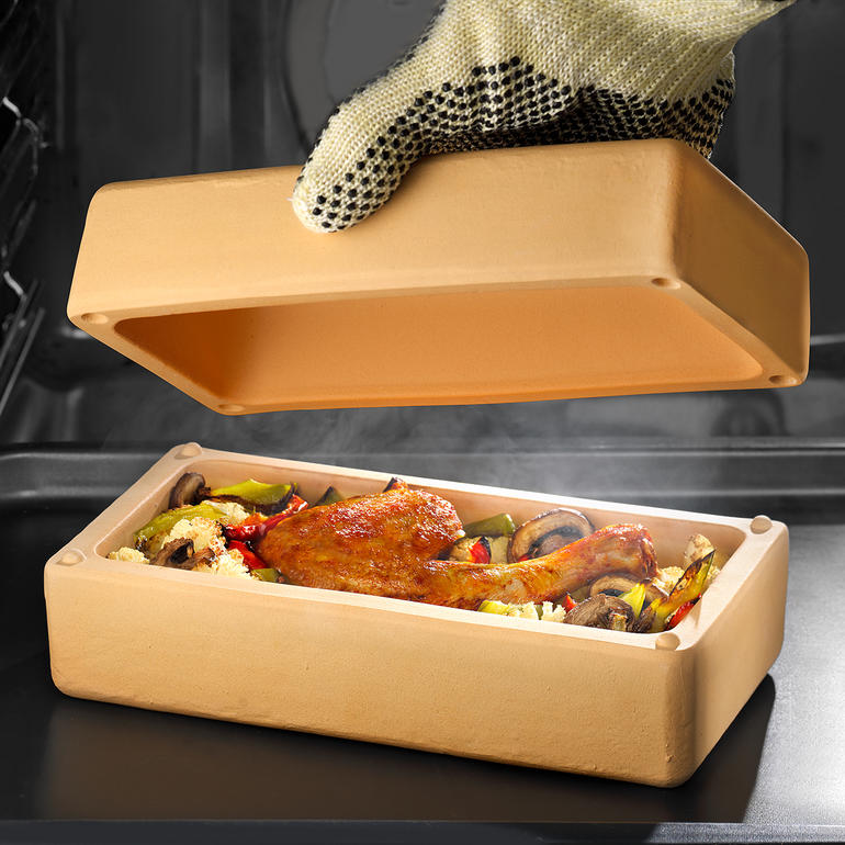 naturel RÖMERTOPF® BBQ Brick met een kippenpoot en groenten in het interieur, deksel wordt opgeheven.