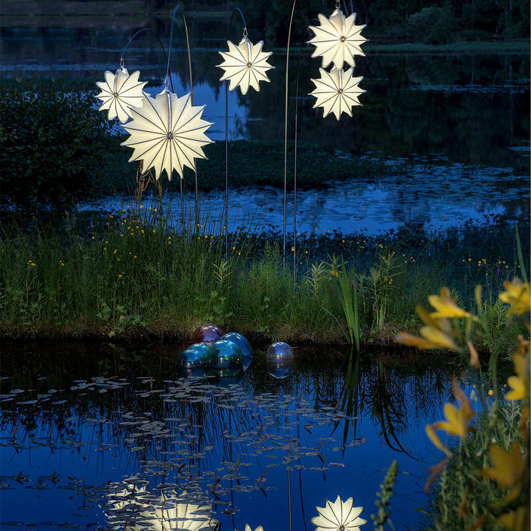 Barlooon Allwetter Lampions in verschillende vormen verlichten het water.