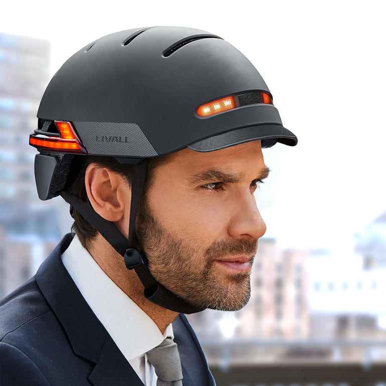 Zijaanzicht van een Livall BH51M slimme helm met LED-verlichting.