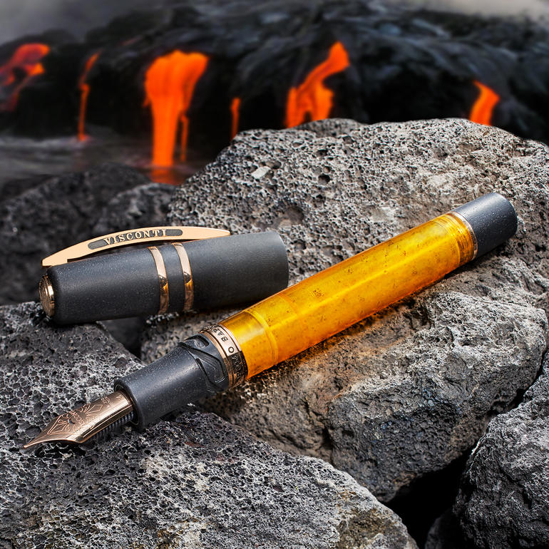 Visconti vulpen Pro-Idee-Edition op een stenige ondergrond voor lava.