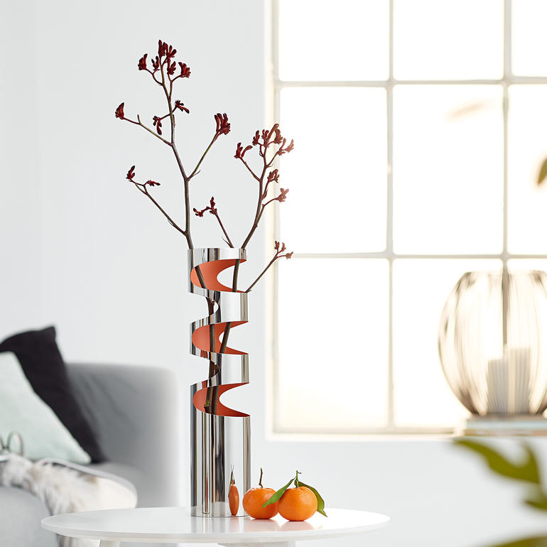 LOOM-vaas met takken in een moderne kamer.