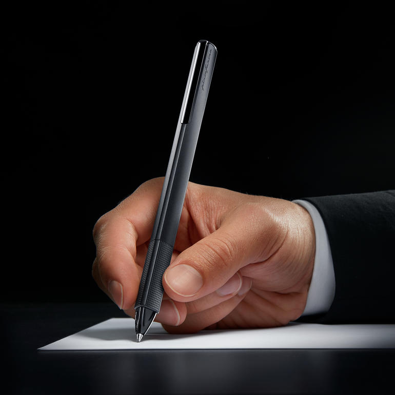 Hand schrijft met een Pininfarina balpen op wit papier